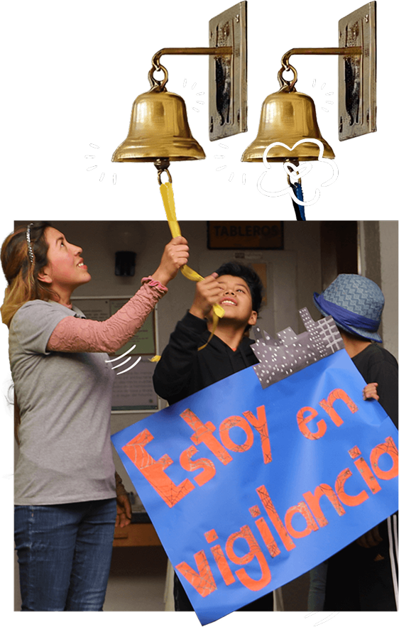 Niño tocando la campana de la victoria