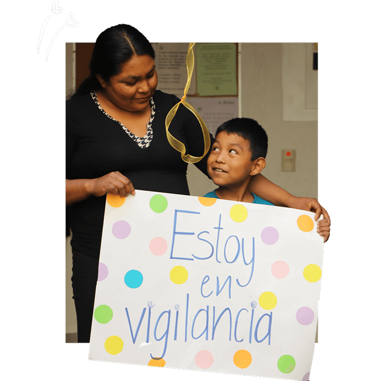 Niño acompañado de enfermera